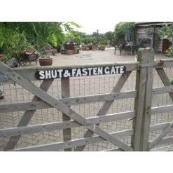 Shut & Fasten Gate Sign